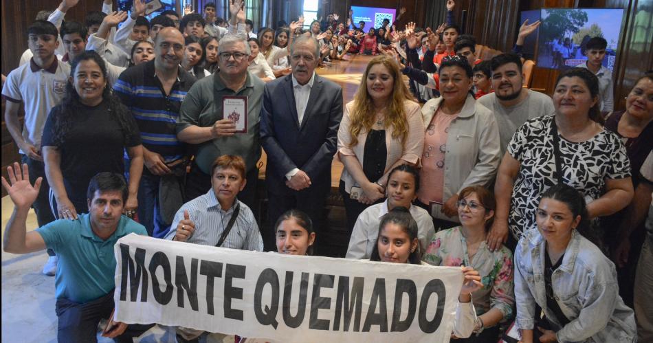 El Jefe de Gabinete recibioacute la visita de alumnos de Copo Robles y Banda