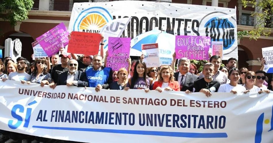 La intendente Fuentes acompantildeoacute la marcha en defensa de la universidad puacuteblica y gratuita