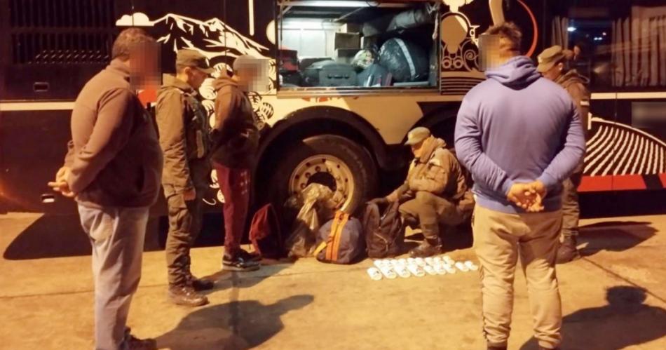 Detienen a un pasajero que viajaba con varios kilos de cocaiacutena camuflada en envases de talco