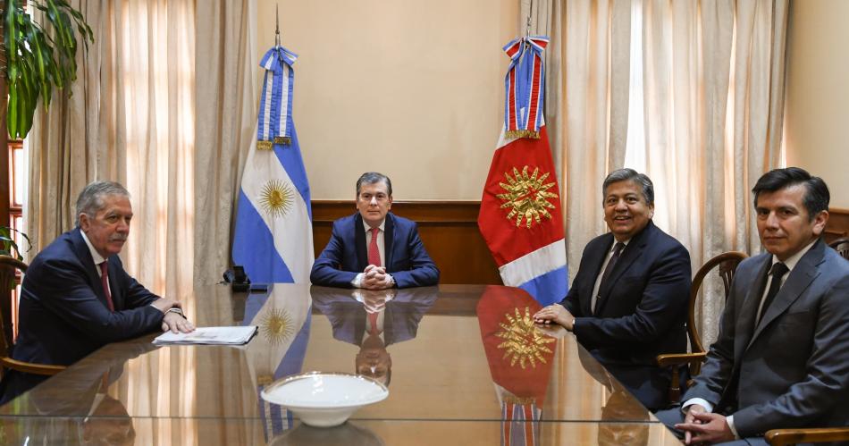 Zamora recibioacute al rector de la Unse y al decano de la Facultad de Humanidades