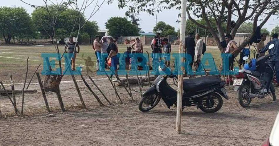 La Banda- futbolista amateur se descompensoacute en la cancha y murioacute