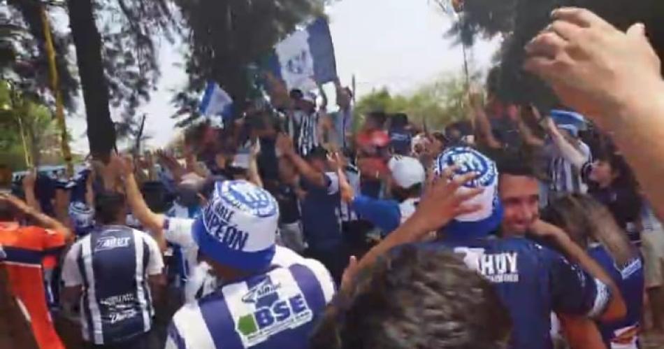 Catamarca tentildeida de azul y blanco por los hinchas del Profe