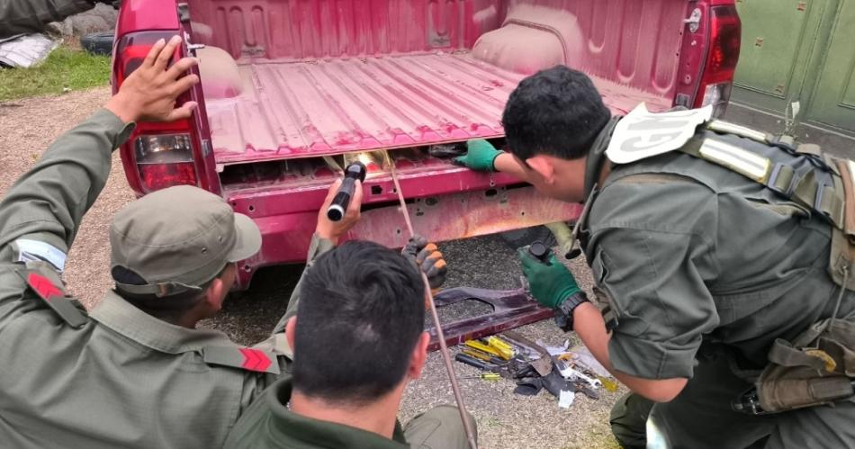 Usaron una camioneta con doble fondo para esconder maacutes de 80 kilos de cocaiacutena y acabaron presos