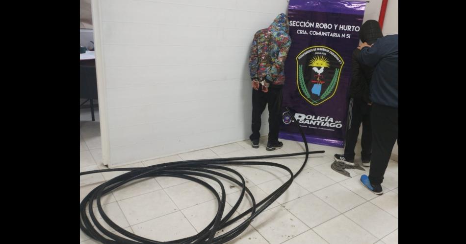 Sorprenden a dos joacutevenes robando cables en el barrio San Germeacutes