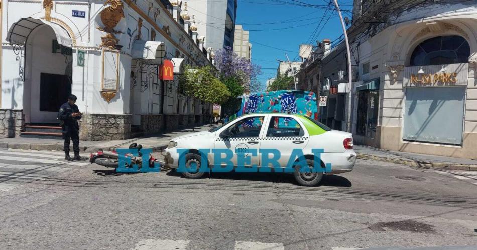 Motociclista herida tras fuerte choque con un remiacutes en pleno centro santiaguentildeo