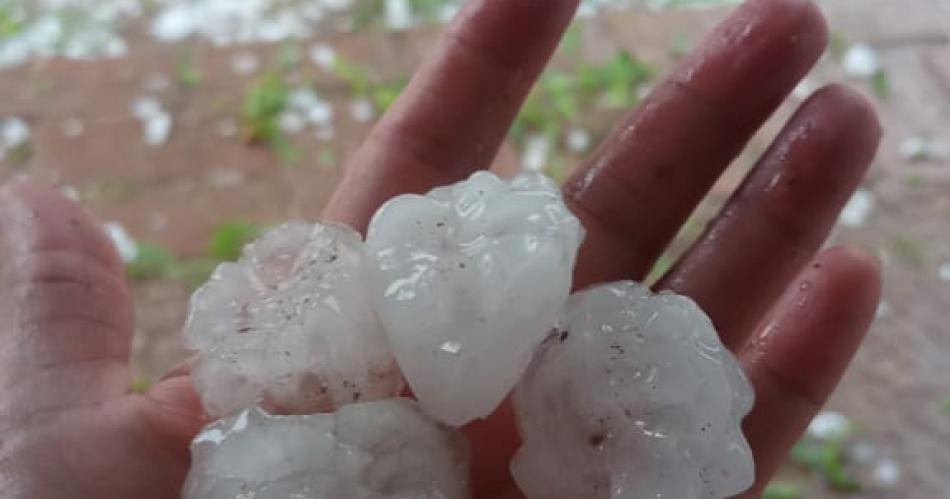 Impresionante caiacuteda de granizo azotoacute a la ciudad de Antildeatuya