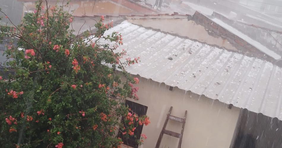 Impresionante caiacuteda de granizo azotoacute a la ciudad de Antildeatuya