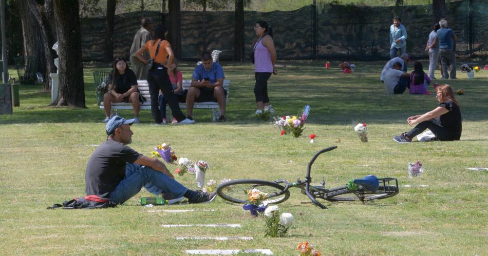 El cementerio Parque de la Paz abriraacute sus puertas de 8 a 19 en el Diacutea de la Madre