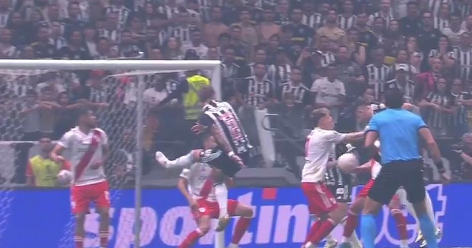 Poleacutemico arranque en Atleacutetico Mineiro vs River- del gol anulado a la mano de Gonzaacutelez Pirez