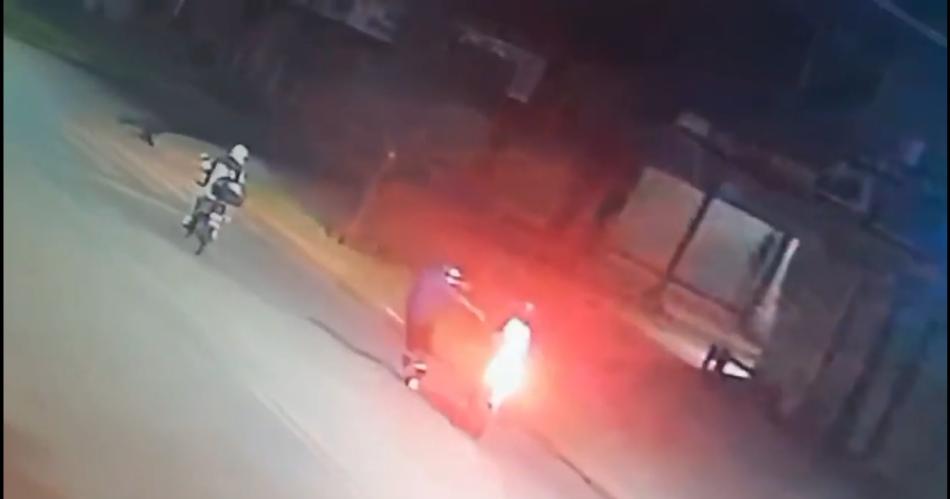 TERRIBLE VIDEO  Motochorros atacaron a una policiacutea y le robaron el arma reglamentaria