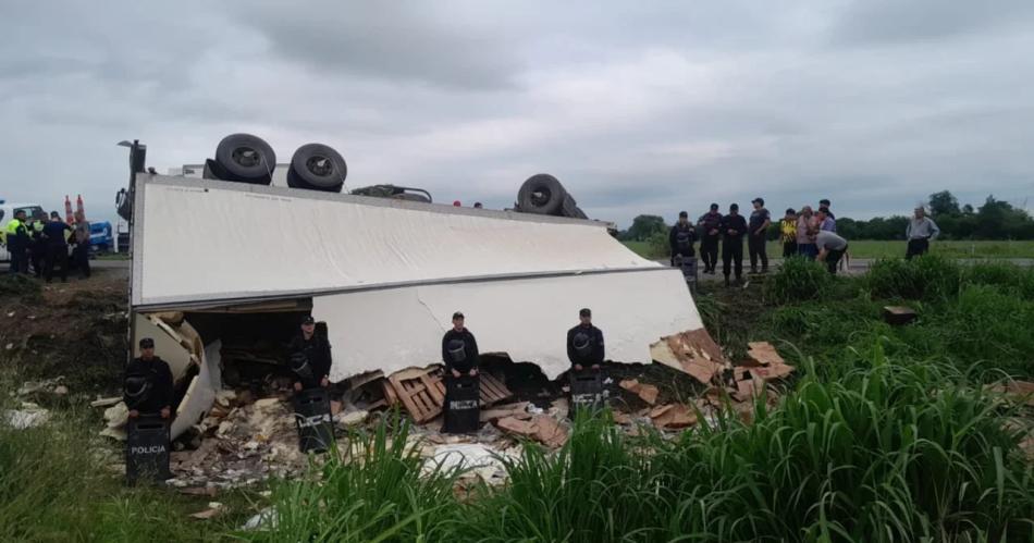 VIDEO  Camioacuten con fiambres volcoacute en Ruta 9 y los vecinos saquearon todo