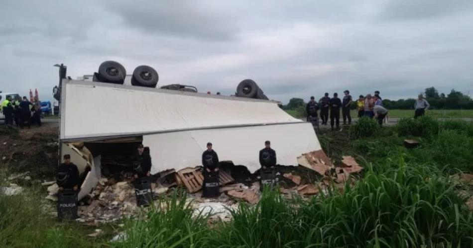 Camioacuten con fiambres y laacutecteos volcoacute en Tucumaacuten y vecinos saquearon la mercaderiacutea