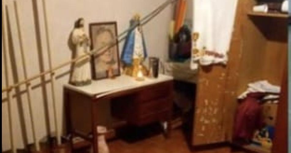 Vandalizan una capilla y como burla prenden velas a la Virgen