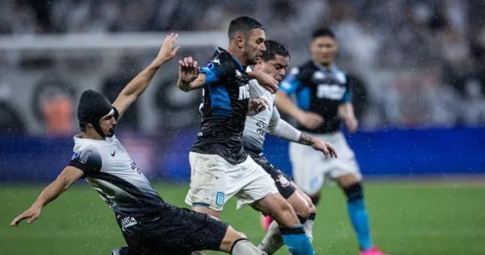 Racing se plantoacute y empatoacute ante Corinthians en Brasil