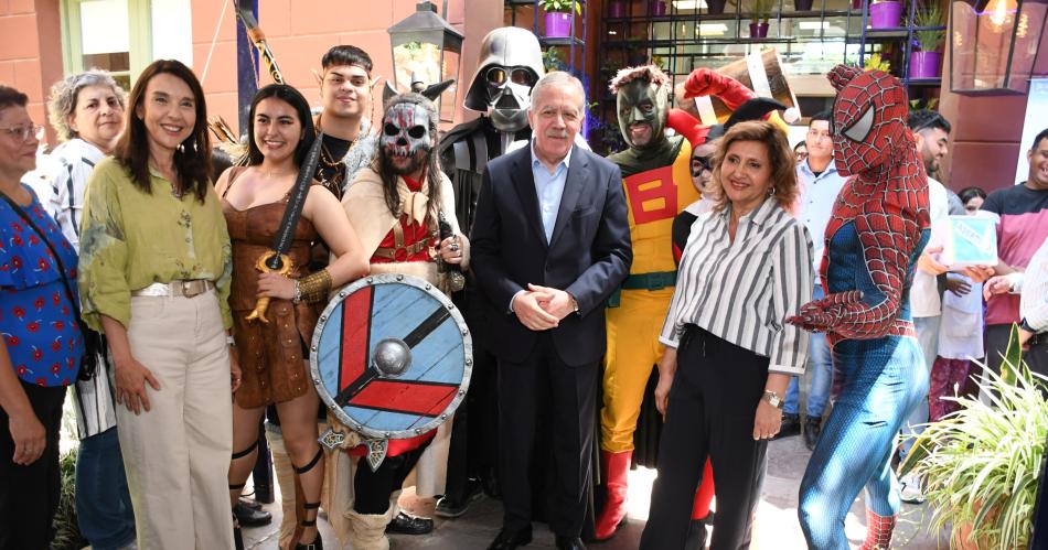 El Jefe de Gabinete recorrioacute el espacio Infanto Juvenil y comics en el CCB en el tercer diacutea de la 14deg Feria del Libro