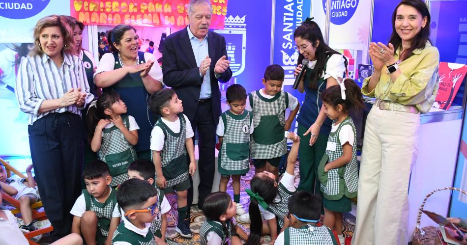 El Jefe de Gabinete recorrioacute el espacio Infanto Juvenil y comics en el CCB en el tercer diacutea de la 14deg Feria del Libro