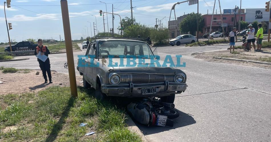 Fuerte choque entre auto y moto terminoacute con tres heridos entre ellos dos menores