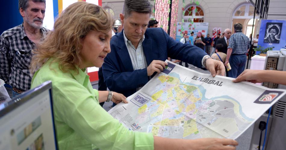 La intendente ingeniera Norma Fuentes visitoacute el stand de EL LIBERAL y se llevoacute su tapa souvenir