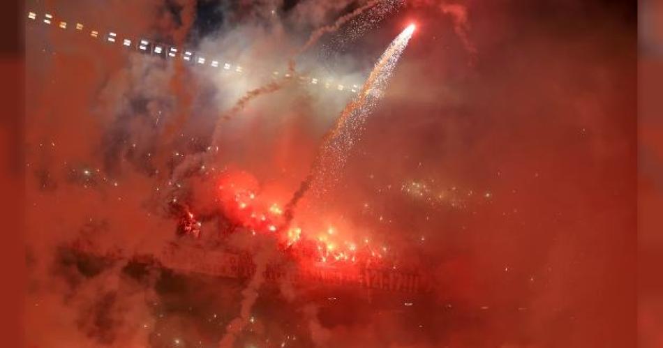 Clausuran la cancha de River por el uso de bengalas y fuegos artificiales