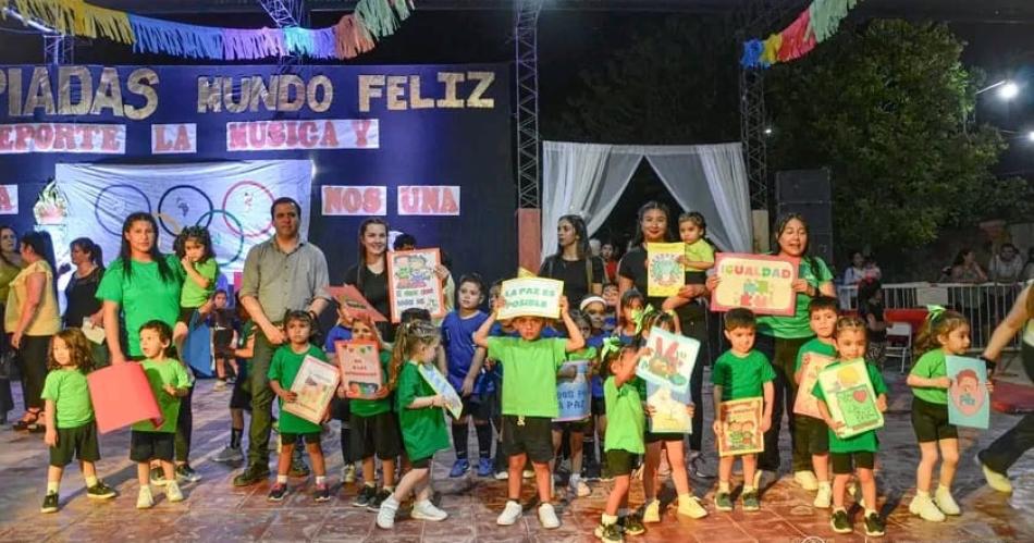 Colorida Muestra de Educacioacuten Fiacutesica de los alumnos del Jardiacuten Nordm 2