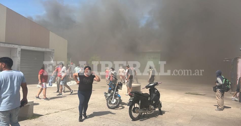 VIDEO  Tensioacuten y desesperacioacuten por el incendio de un galpoacuten en Las Termas