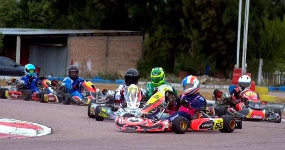 Este saacutebado se definen los campeones del Karting Santiaguentildeo