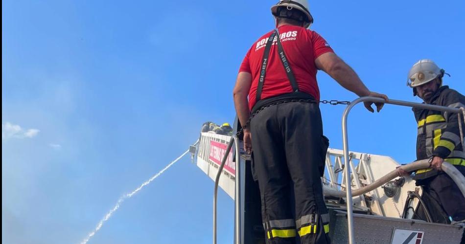 Bomberos Voluntarios de Termas batallaron contra un impresionante incendio en la Feria