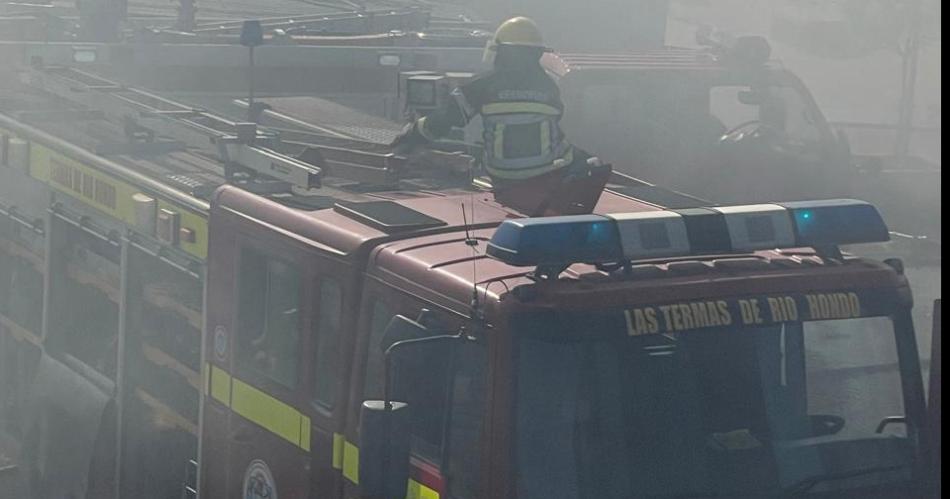 Bomberos Voluntarios de Termas batallaron contra un impresionante incendio en la Feria