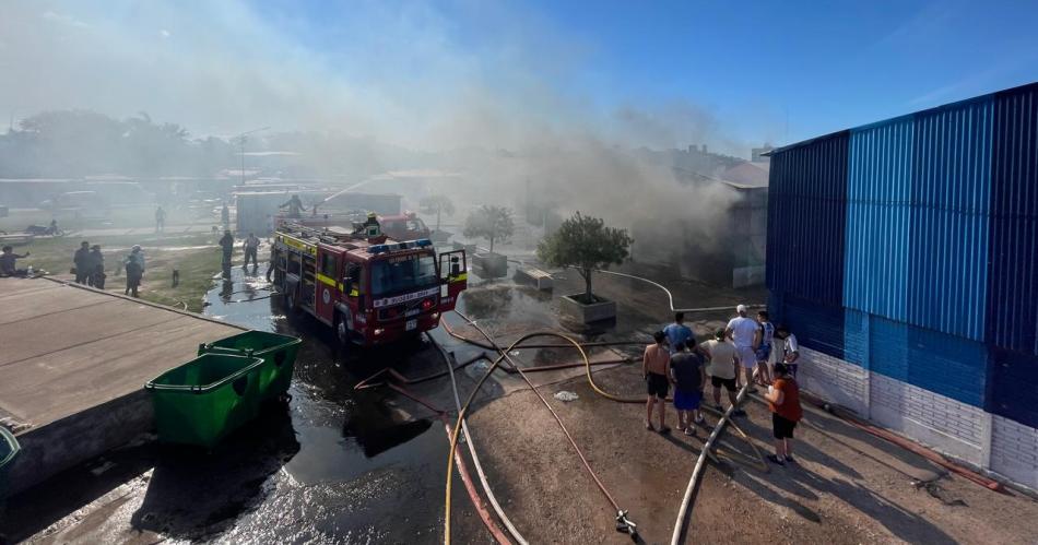 Bomberos Voluntarios de Termas batallaron contra un impresionante incendio en la Feria