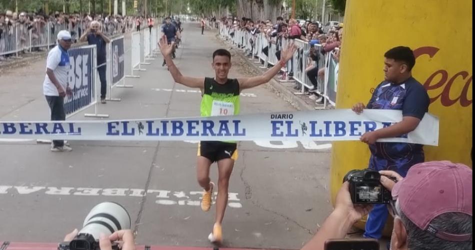 Miguel Aacutengel Garro flamante ganador de los 10 kiloacutemetros del Maratoacuten EL LIBERAL