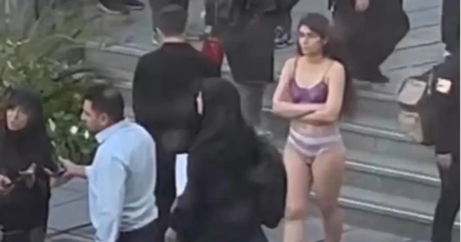 Estudiante desafiacutea el acoso en Iraacuten se quita la ropa y la arrestan