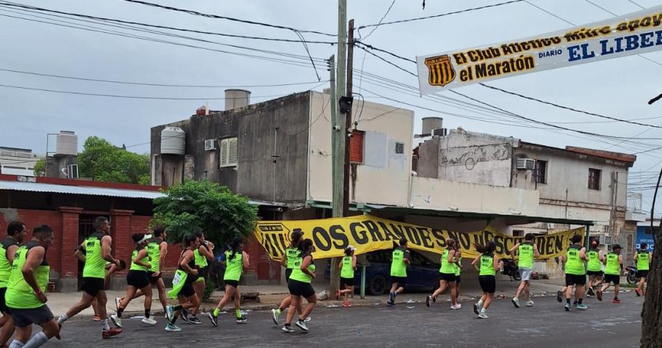 Hinchas de Mitre brindaron apoyo en el Maratoacuten Aniversario de EL LIBERAL