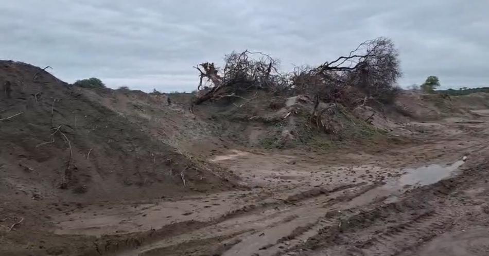 Extraccioacuten ilegal de arena en el riacuteo Dulce- video de EL LIBERAL evidencia dantildeos en la zona