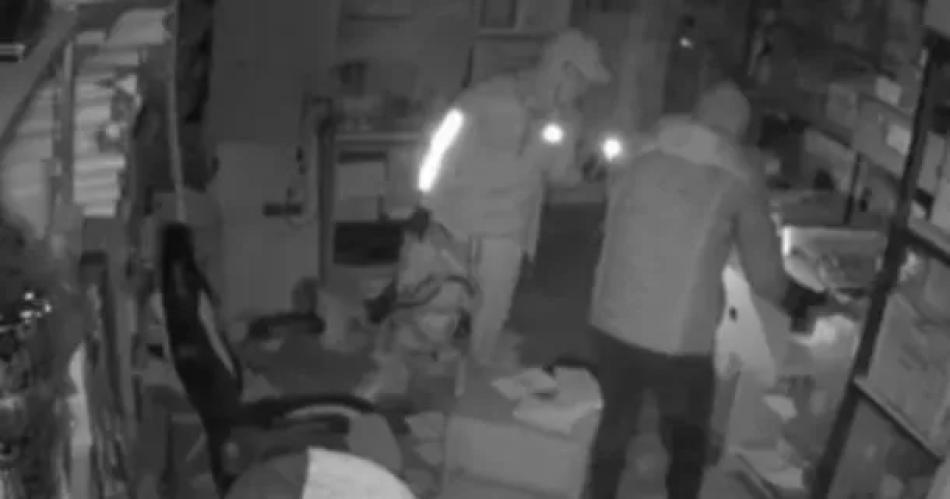 VIDEO  Delincuentes hicieron un boquete en una joyeriacutea y se llevaron 20 millones en minutos