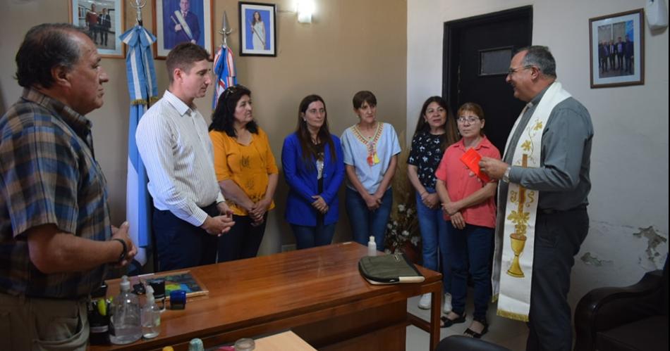 El intendente Diego Ponti recibioacute la visita de monsentildeor Joseacute Luis Corral