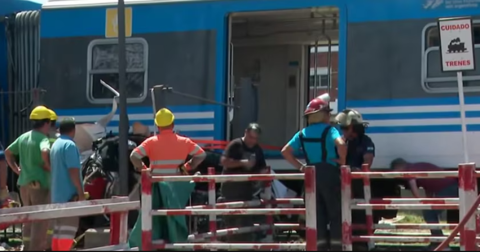 Conductora cruzoacute las viacuteas con la barrera baja y murioacute arrollada por un tren de la liacutenea Belgrano Sur