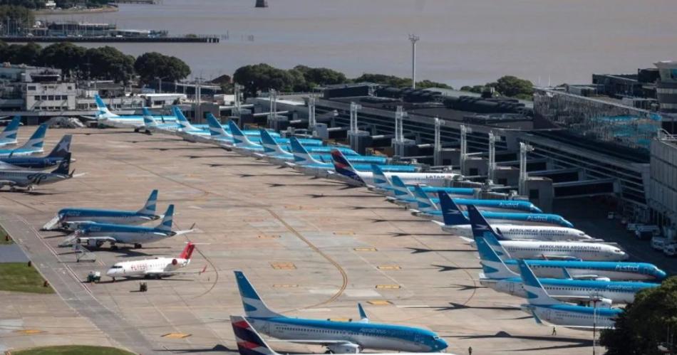 Un gremio aeronaacuteutico anuncioacute un paro que afectaraacute a todos los aeropuertos