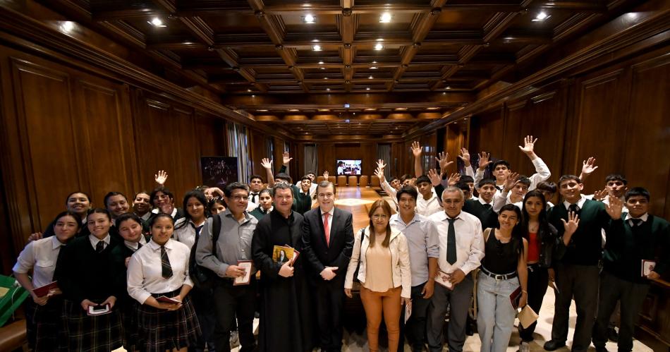 Estudiantes de los departamentos Ibarra y Loreto fueron recibidos por el gobernador Zamora