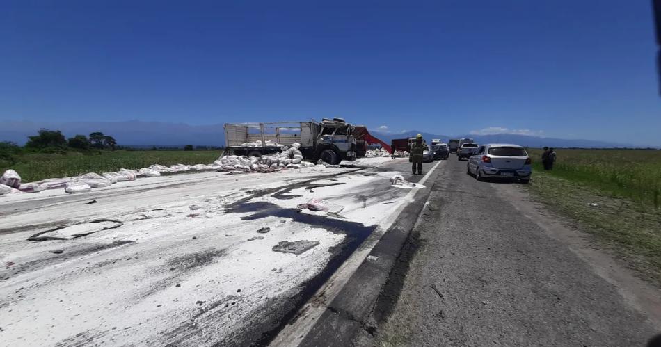 VIDEO  Camioacuten azucarero embistioacute a un automoacutevil y causoacute la muerte del conductor