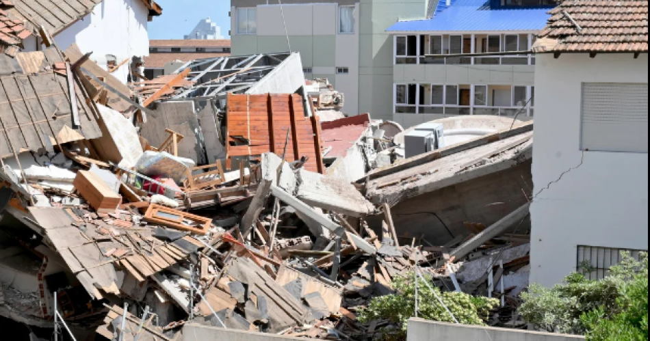 Derrumbe en Villa Gesell- mantildeana peritaraacuten los celulares incautados en la causa