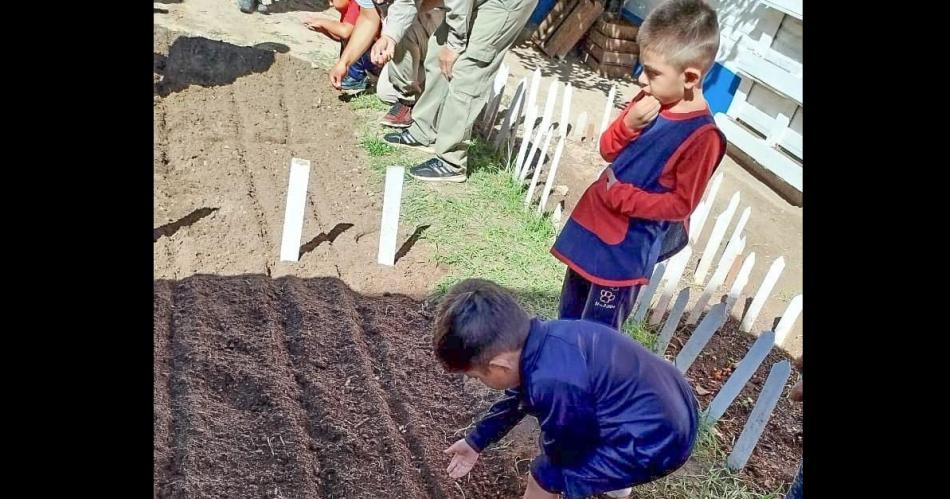 El equipo de huertas urbanas dictoacute un taller a docentes y alumnos de jardines de infantes Ndeg 15 