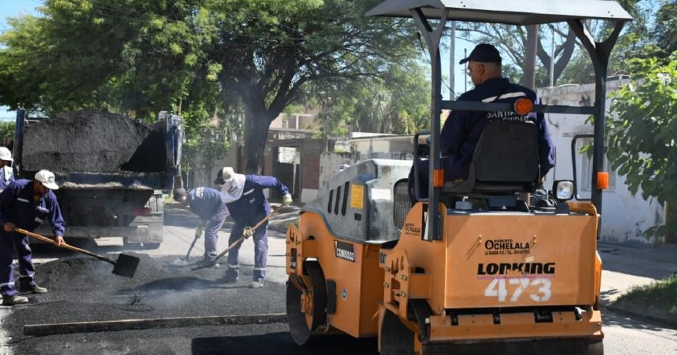 La Municipalidad continuacutea con su programa de mantenimiento de calles con concreto asfaacuteltico 