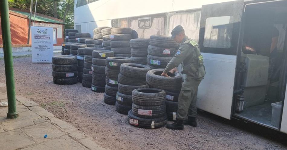 Gendarmeriacutea incautoacute neumaacuteticos ilegales por casi 110 millones