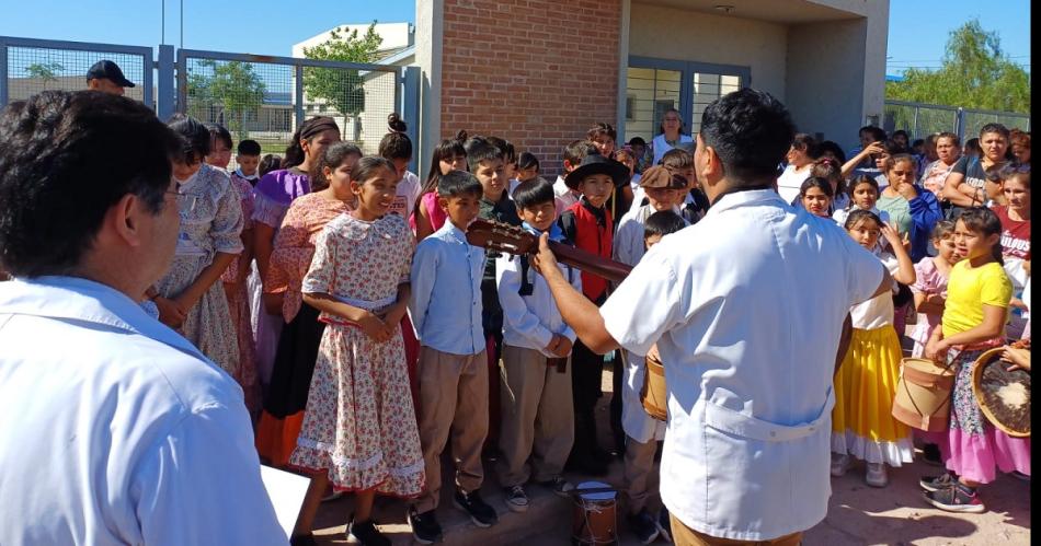 Alumnos del barrio Beleacuten le pusieron color y alegriacutea a las calles con su Marcha de los Bombos