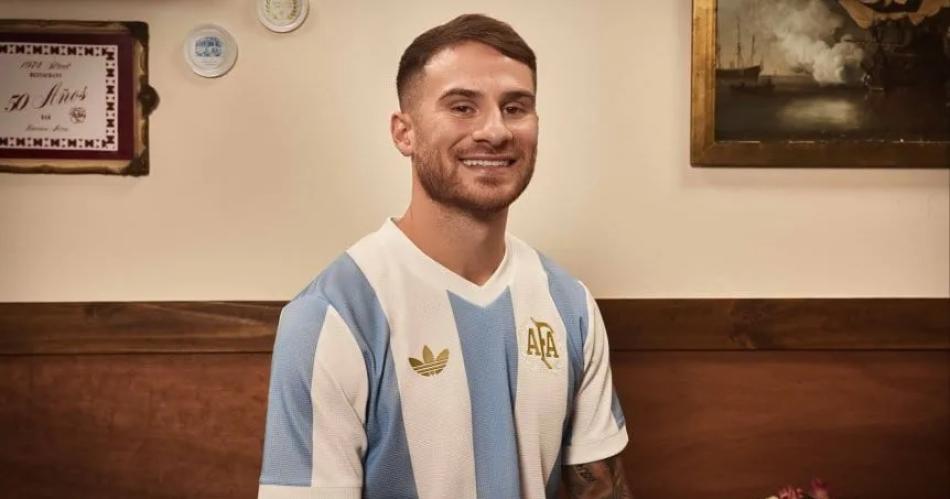 La camiseta retro de la Seleccioacuten Argentina salioacute a la venta con particular video