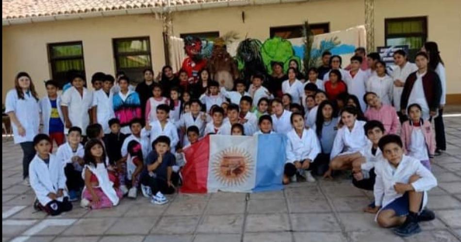 Con eacutexito bajoacute el teloacuten la obra de teatro Las leyendas nos educan