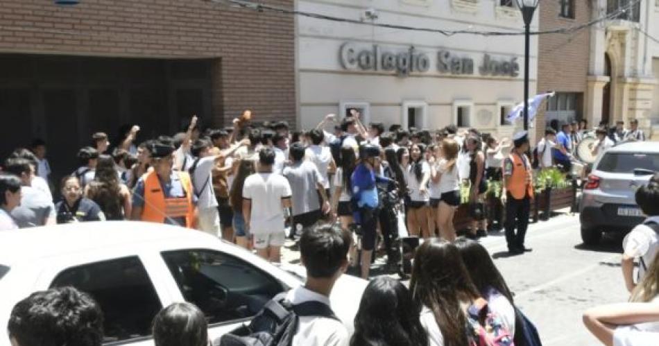 Alumnos de 5deg antildeo del San Joseacute protestaron frente al Colegio