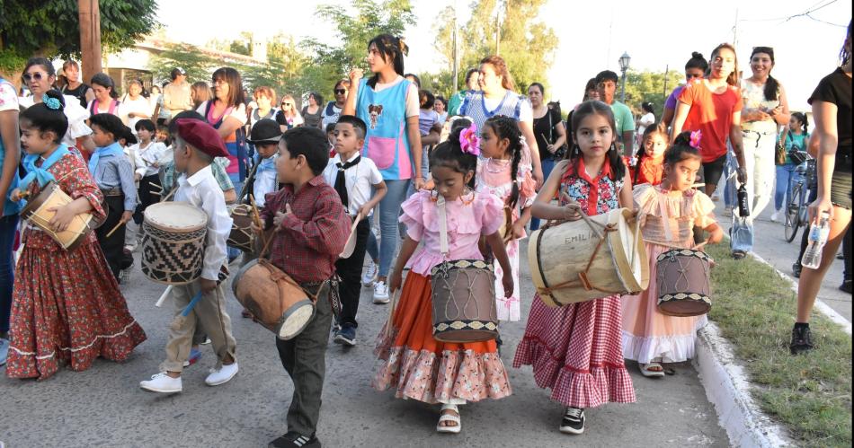 Maacutes de 500 nintildeos de Fernaacutendez marcharon al ritmo de los bombitos