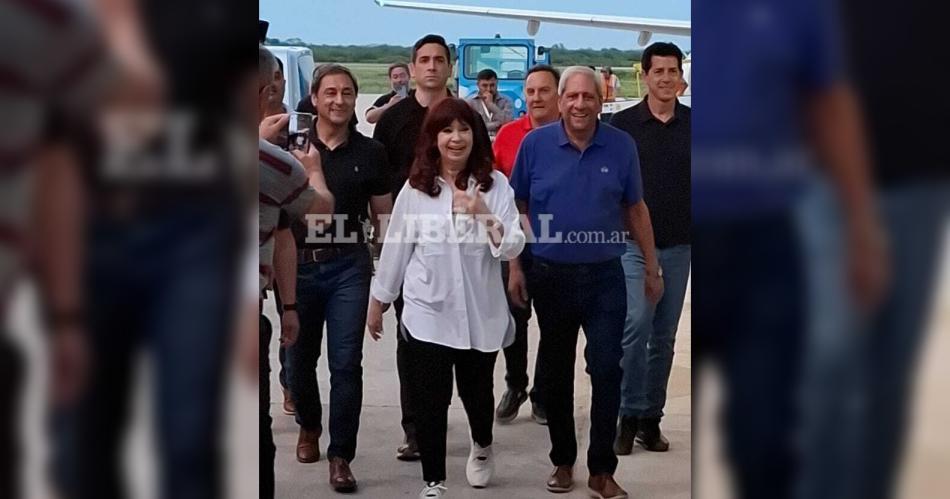 VIDEO  Cristina Kirchner llegoacute a la provincia- miraacute coacutemo seraacute su agenda en Santiago