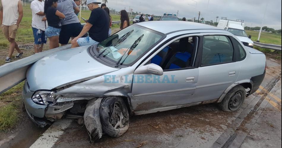 Una pareja se salvoacute de milagro tras un violento vuelco en Avenida Circunvalacioacuten